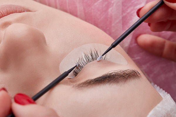 Снятие наращенных ресниц