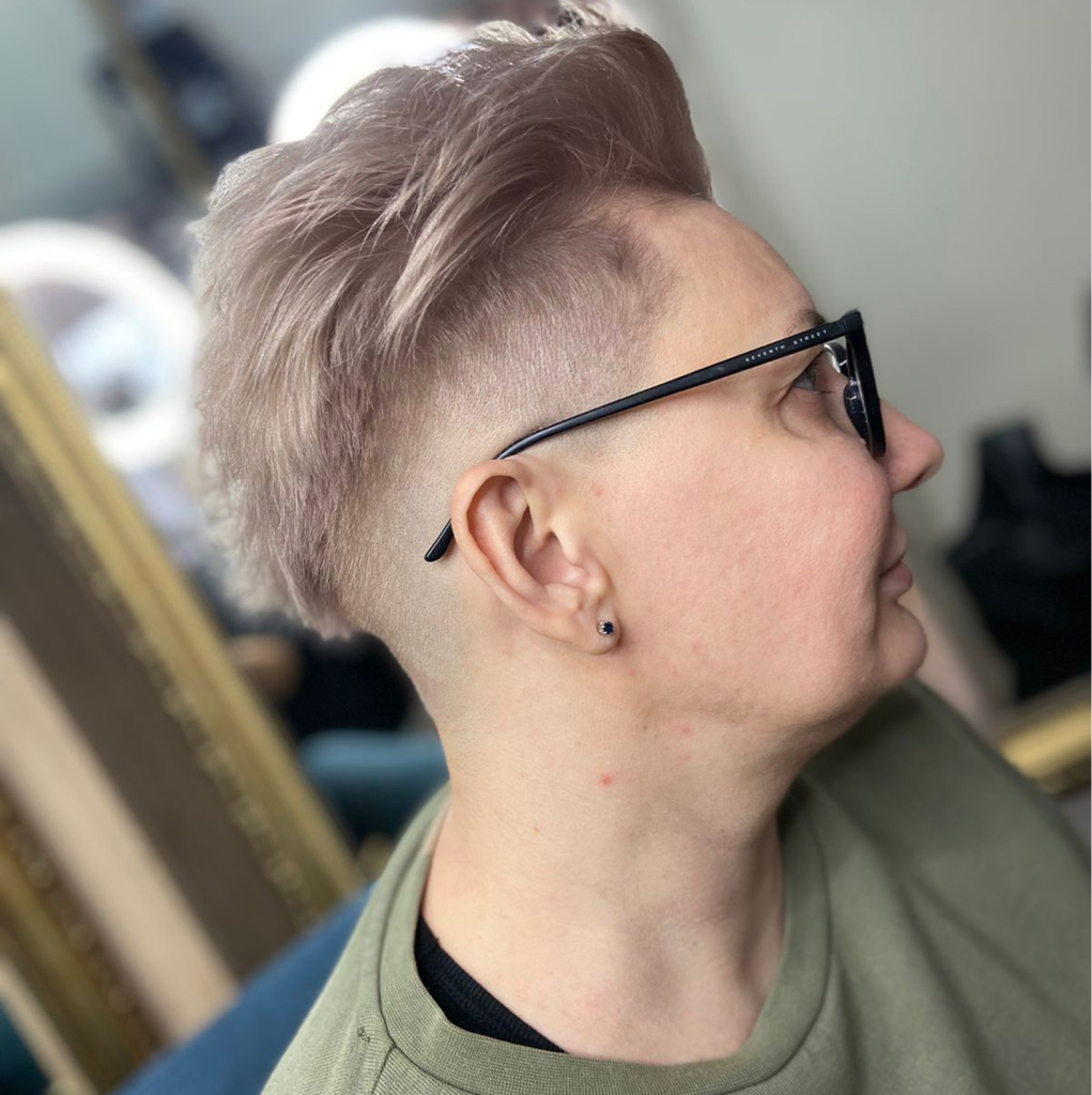 Окрашивание корней .В стоимость входит укладка