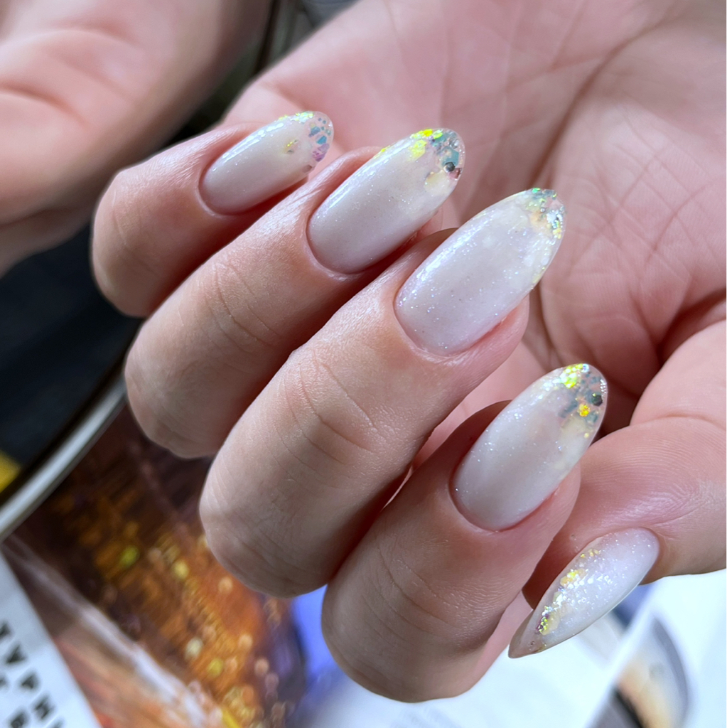 Наращивание ногтей с покрытием гельлак в один тон