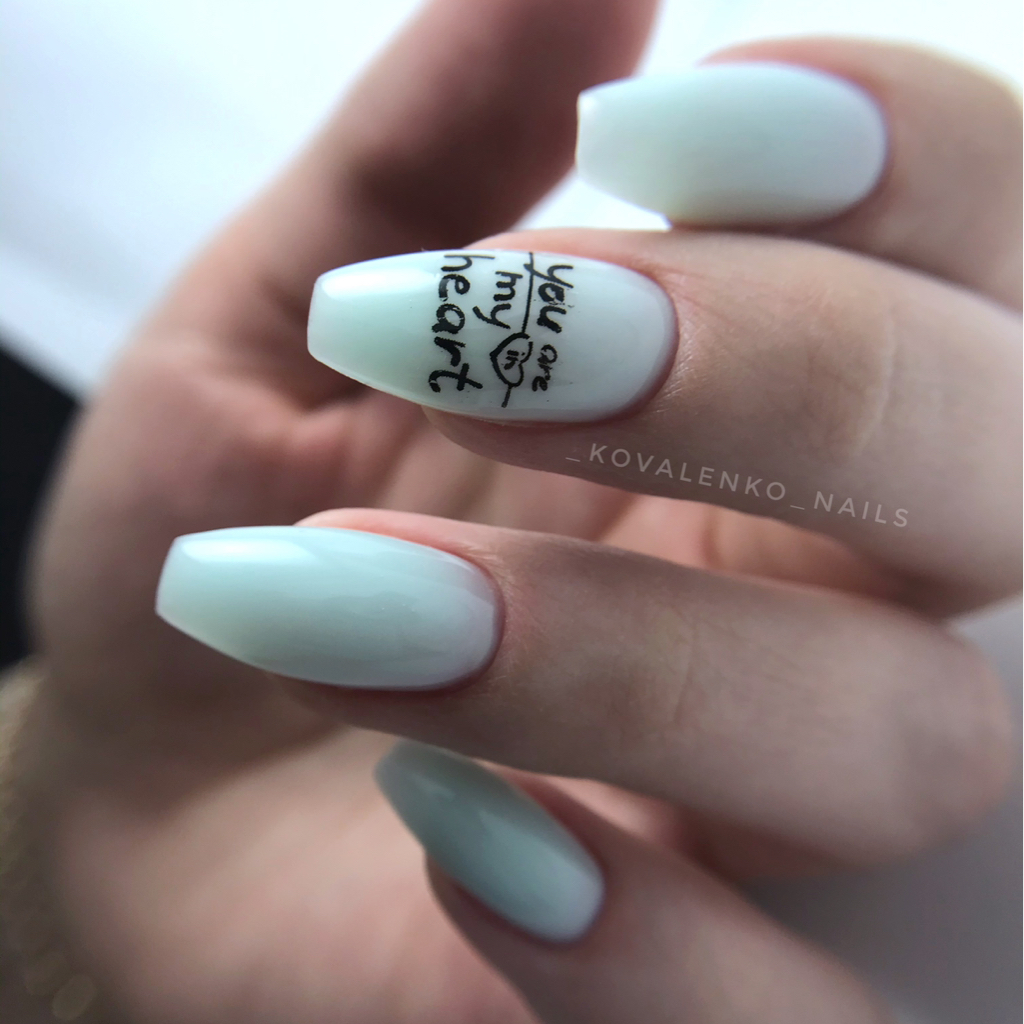 Коррекция нарощеных ногтей с покрытием гельлак в один тон