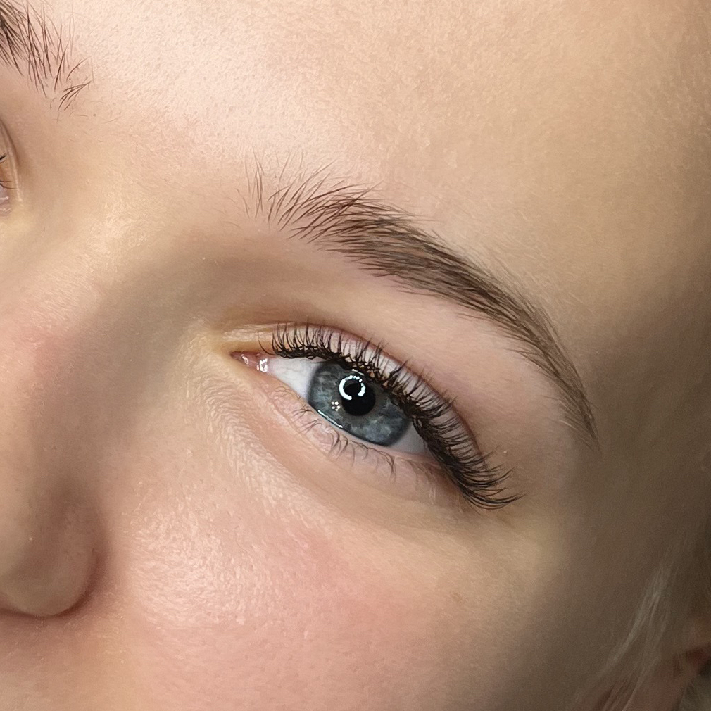 Наращивание ресниц 1д (классика)