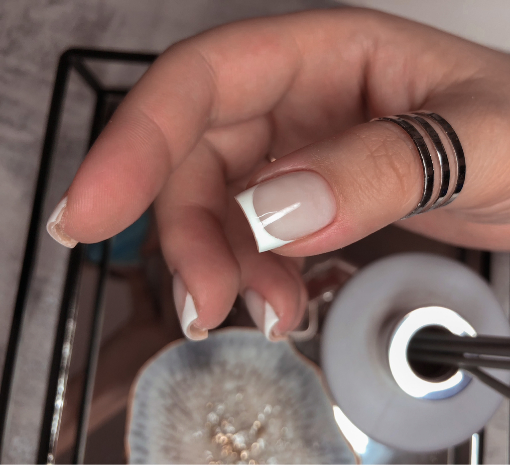 Маникюр с покрытием френч