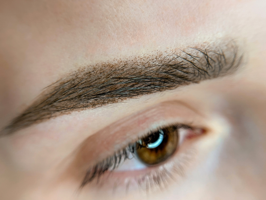 Перманентный макияж бровей