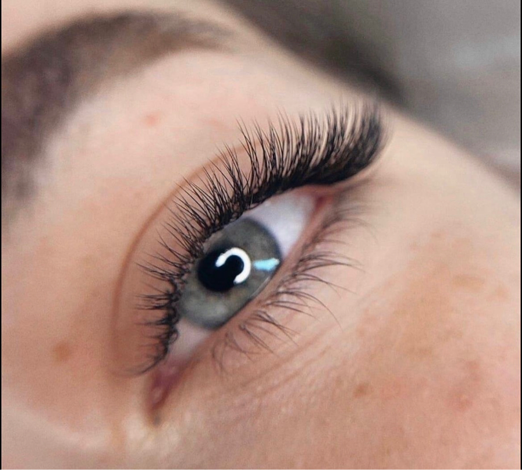 Классическое наращивание  Выполняет работу мастер