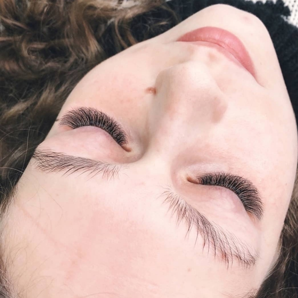 корекция наращивания ресниц