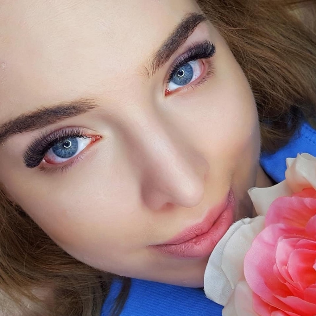 Наращивание ресниц 2D объема