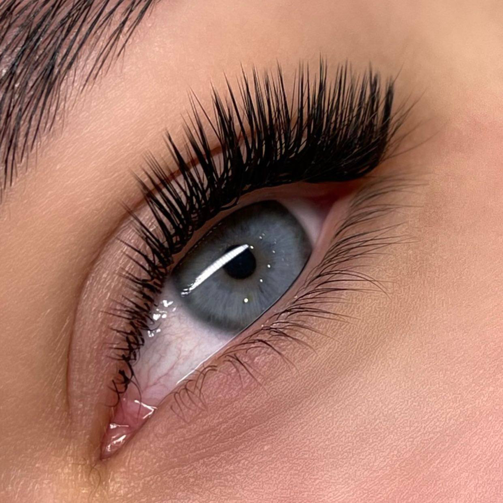 Наращивание ресниц «Мокрый эффект»