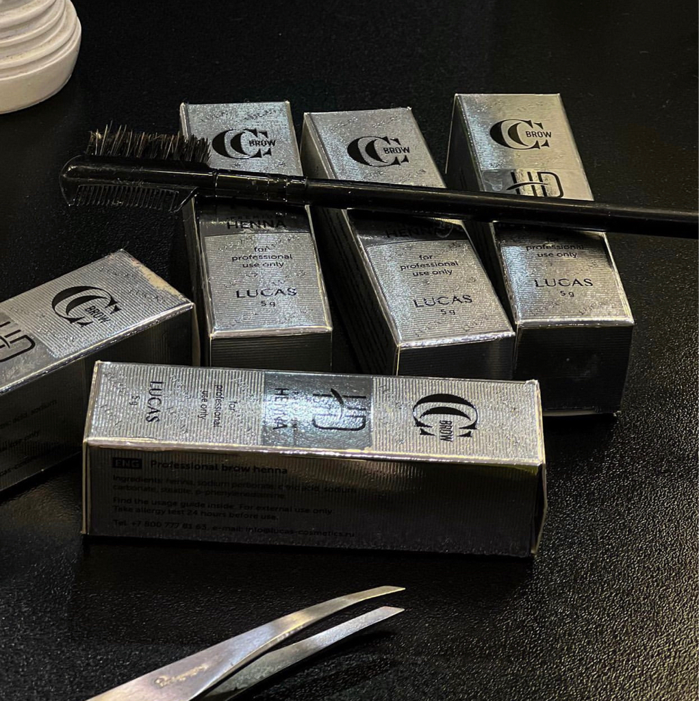 Окрашивание бровей краской