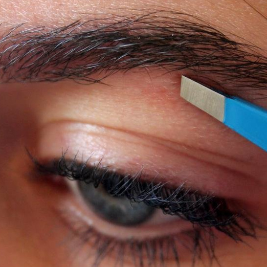 Коррекция бровей