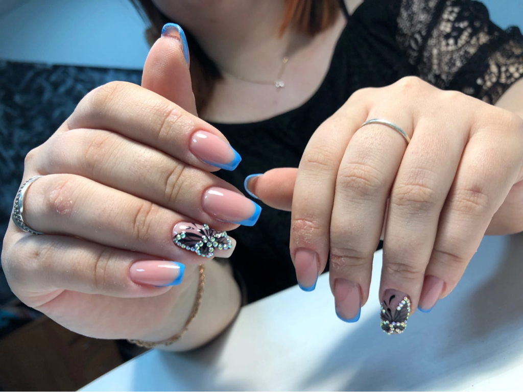 Комплекс Макси
Маникюр, покрытие гелем +цвет +дизайн