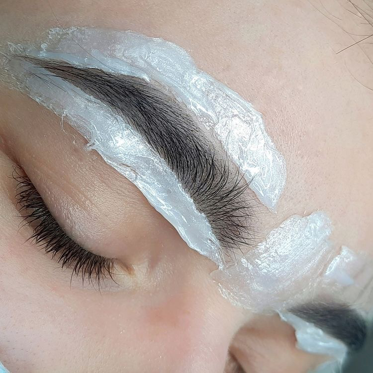 Коррекция бровей