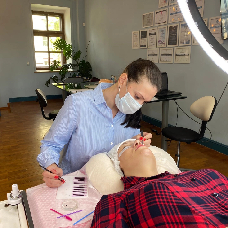 Классическое наращивание ресниц+ обьемы, лучи, цветные ресницы