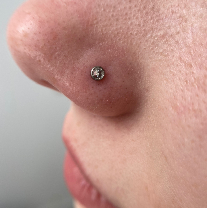 Косметический пирсинг крыла носа (возраст 16+ )