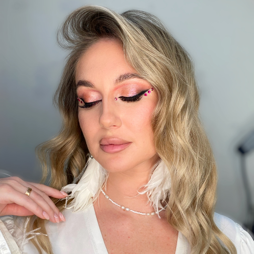 Полный образ (макияж и укладка (локоны,волны и др.))