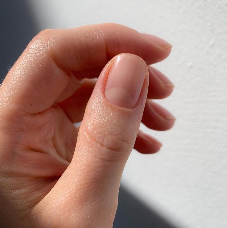 4. Комбинированный маникюр+ покрытие обычным прозрачным лаком(лечебным)