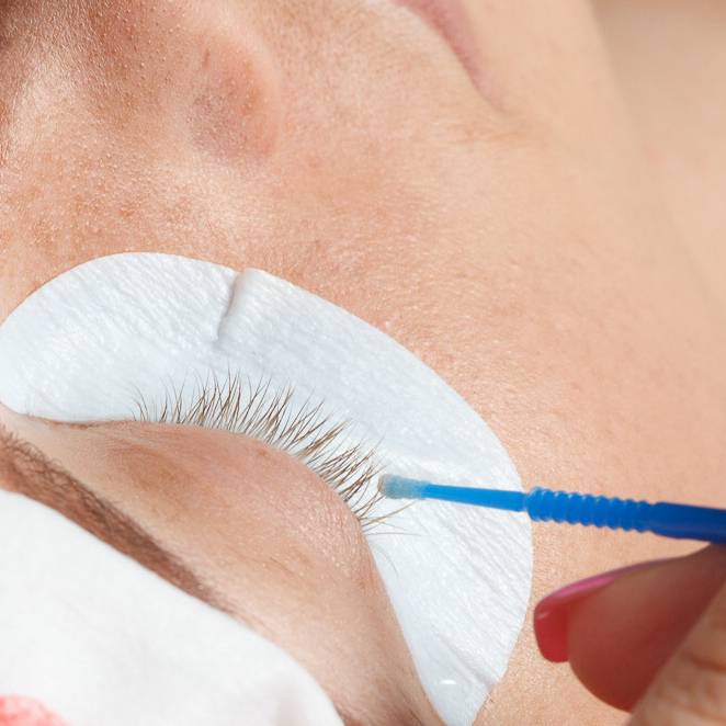 Снятие искусственных ресниц