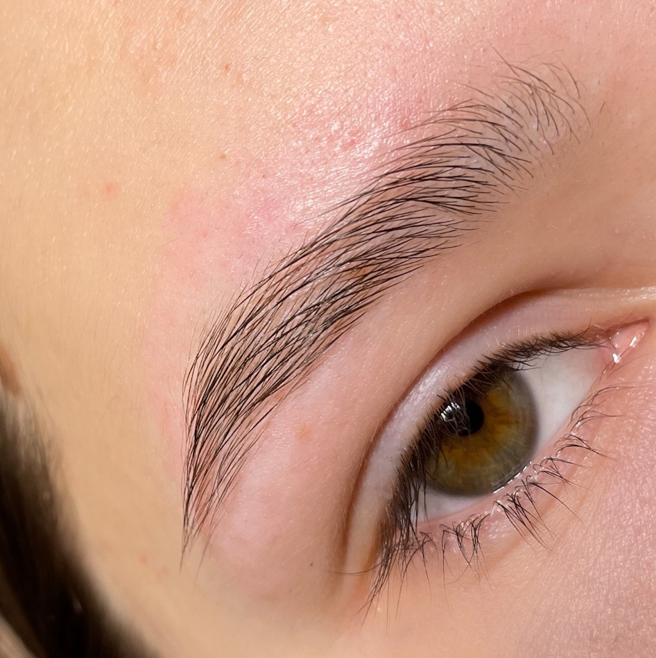 Коррекция бровей