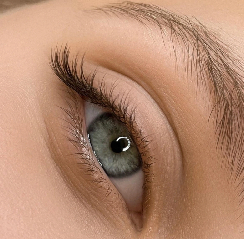 Наращивание ресниц неполное (уголки)