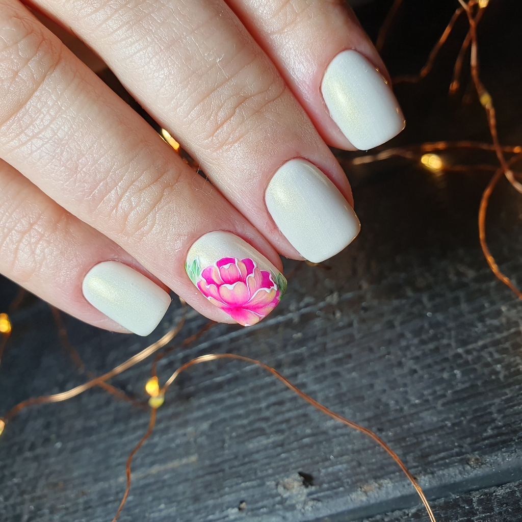 Комплекс базовый на короткие ногти (маникюр + покрытие гель-лак)