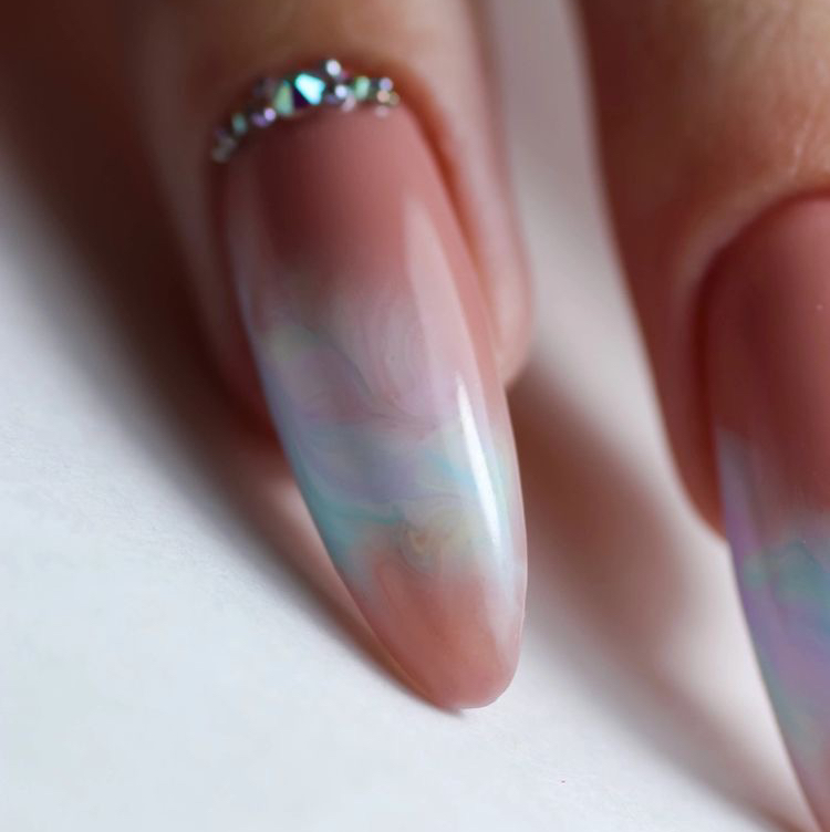 Корекція нарощених нігтів