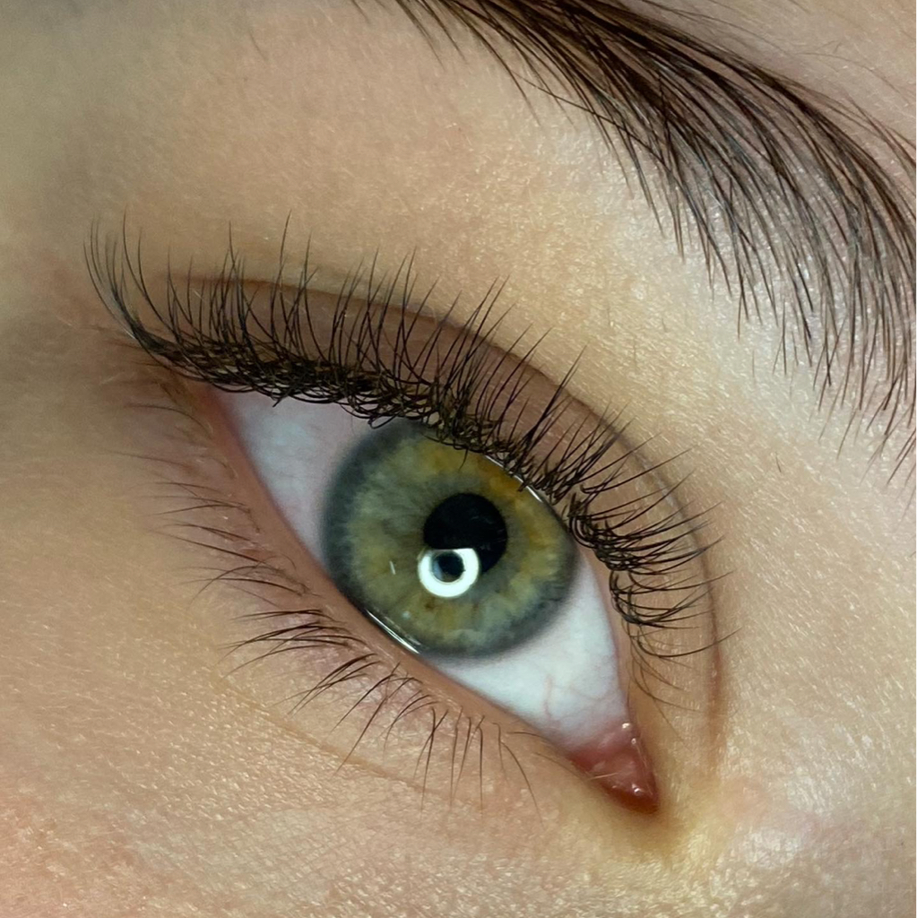 наращивание ресниц классика