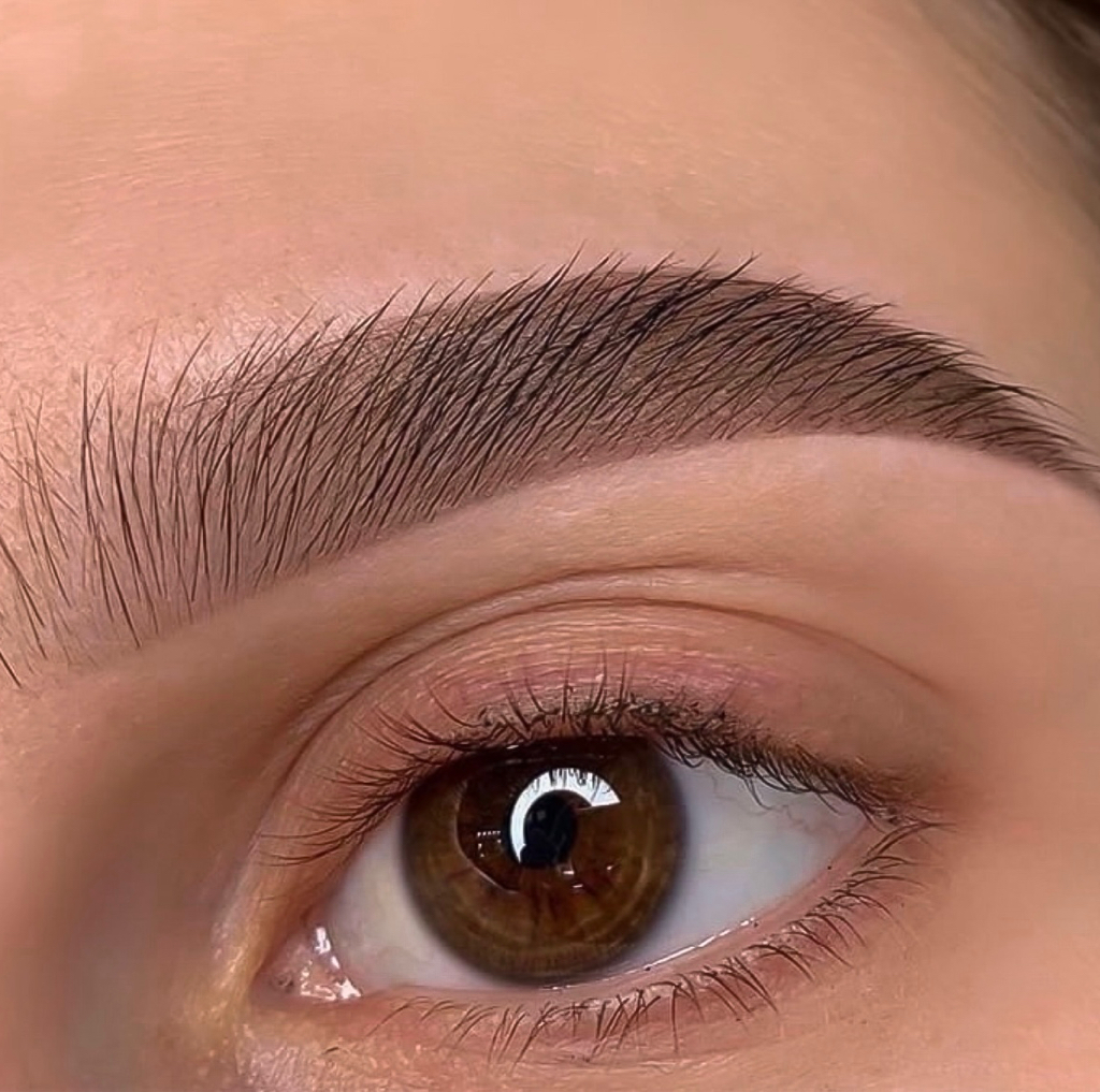 Пигментированное окрашивание бровей