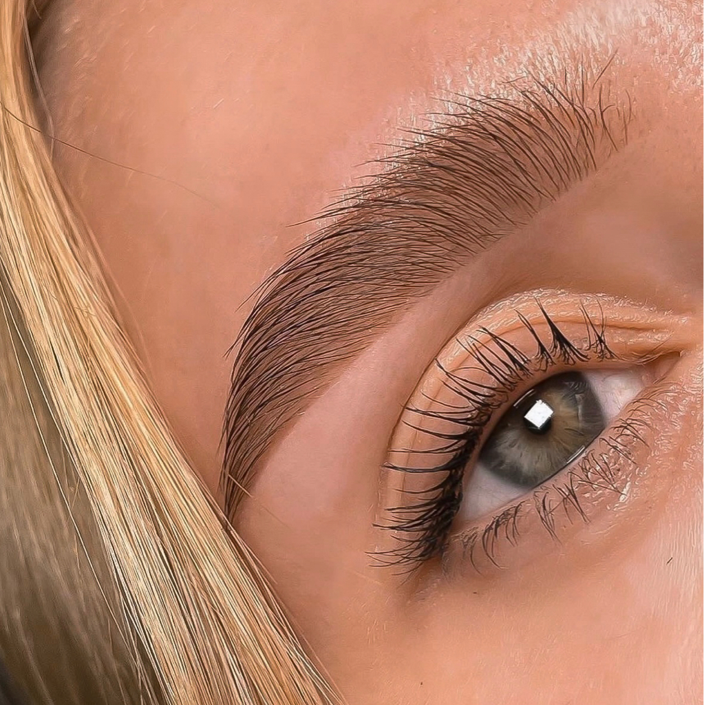 Окрашивание бровей + коррекция (воск/пинцет)