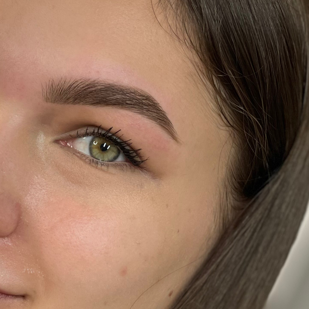 Diseño de cejas con depilación y tinte