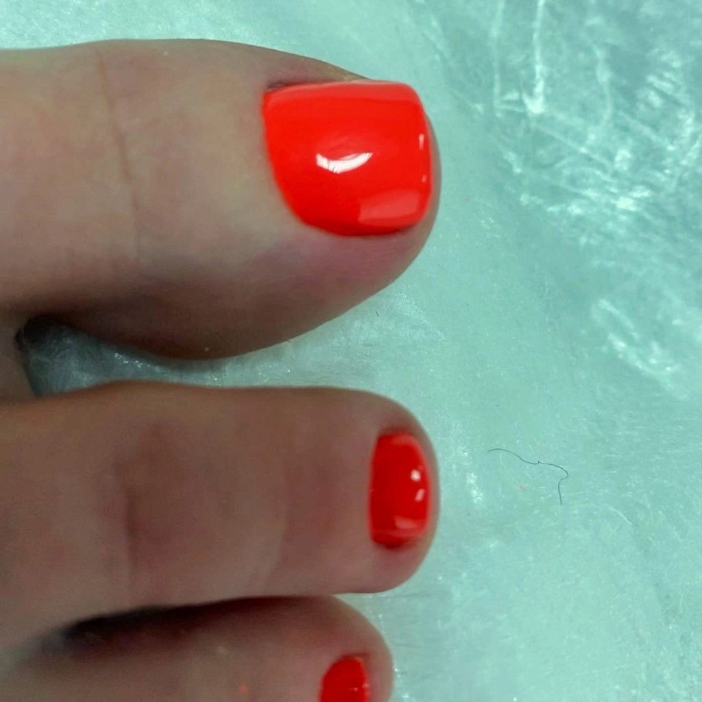 Полный педикюр с покрытием ( обработка стоп+ ногтей+ кутикулы+ покрытие гель- лак)