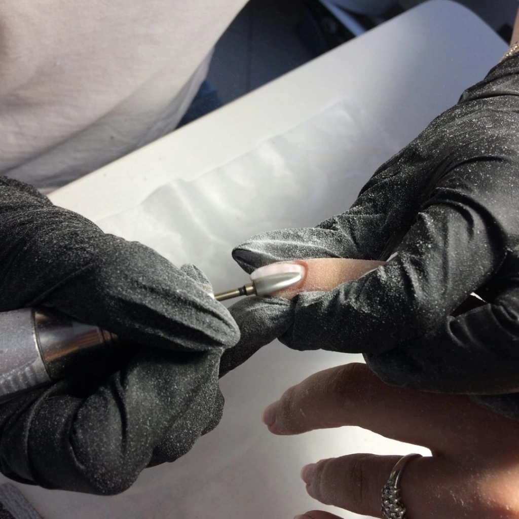 Снятие нарощенных ногтей без покрытия