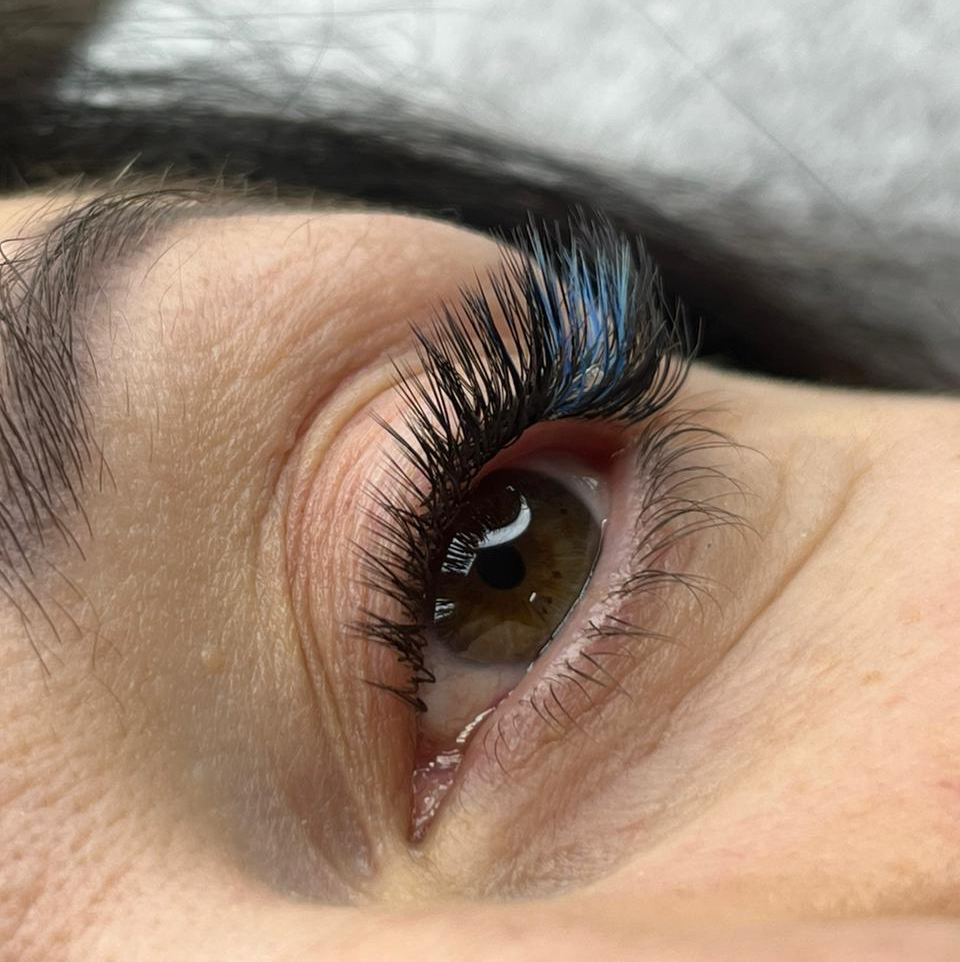 Добавление цветных ресниц и ресниц омбре