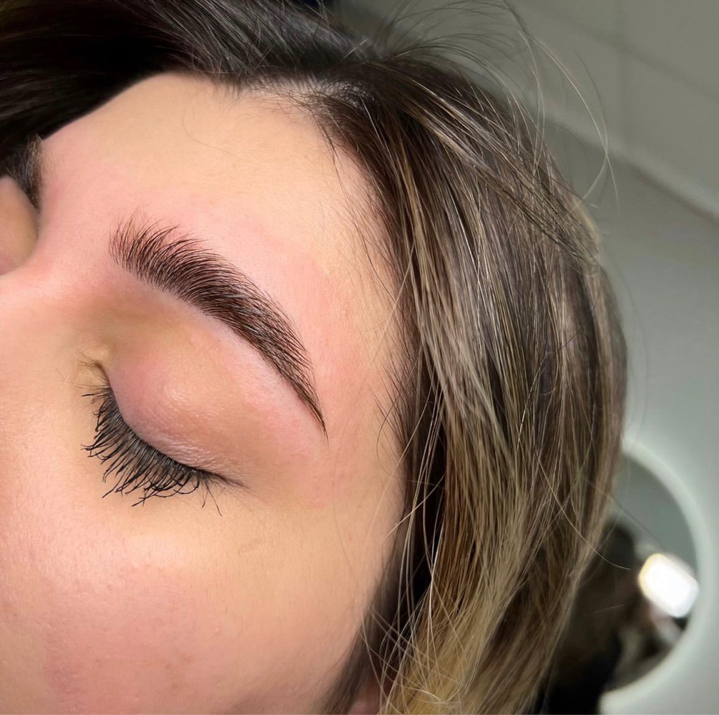 Коррекция бровей