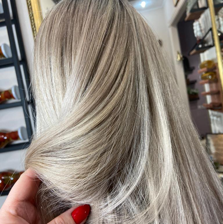 Airtouch(средняя длина,каре). В стоимость входит стрижка+укладка.