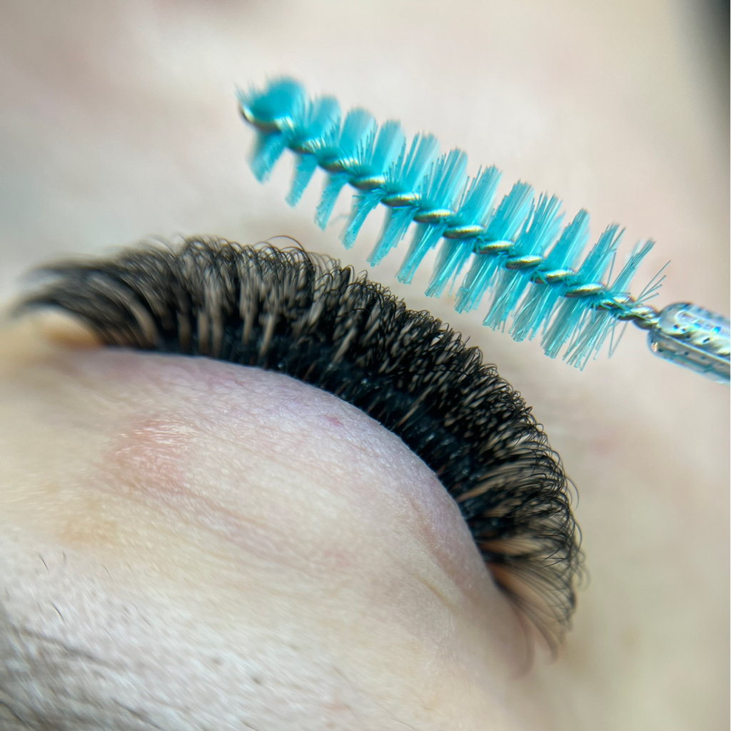 Снятие наращенных ресниц