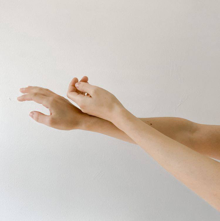 руки до локтя