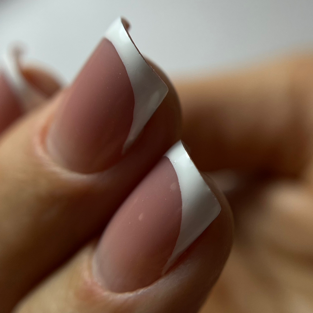 Маникюр в один тон с укреплением жестким гелем