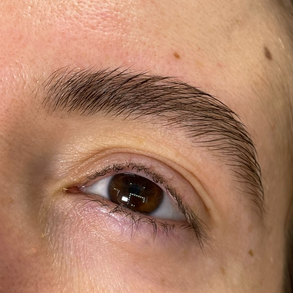 Коррекция бровей без окрашивания