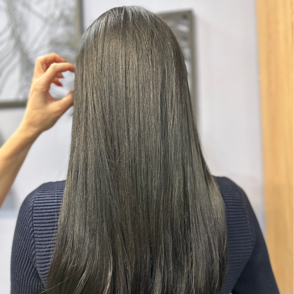 Окрашивание в 1тон (длинные волосы более 40см)В стоимость входит укладка.