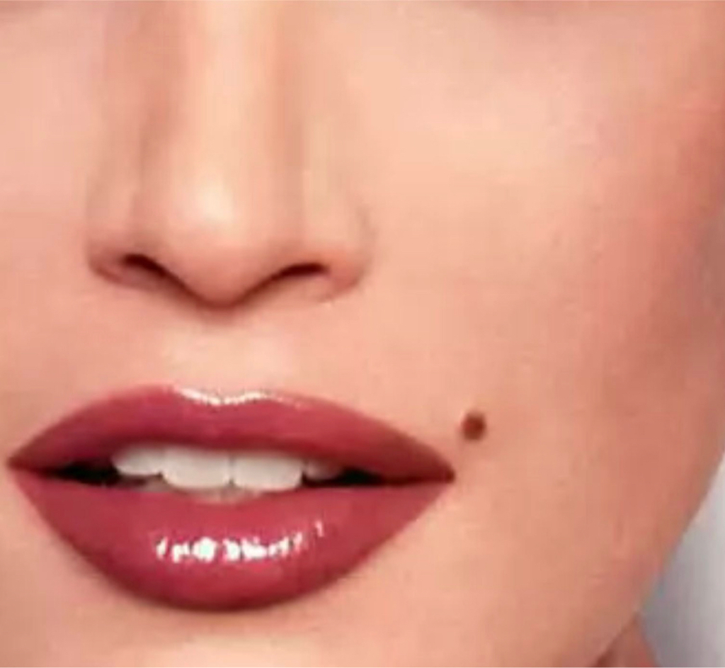 Мушка ( родинка)