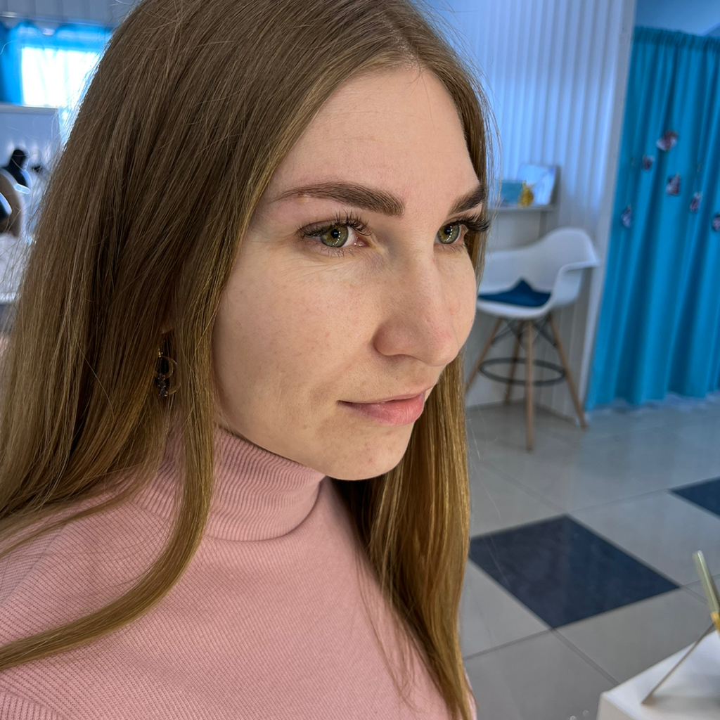 Ламинирование бровей (укладка, окрашивание и коррекция)