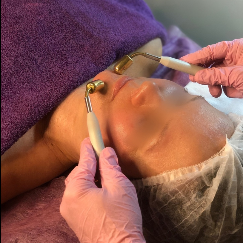 Микротоковая терапия + фотостимуляция лица с питательной маской.