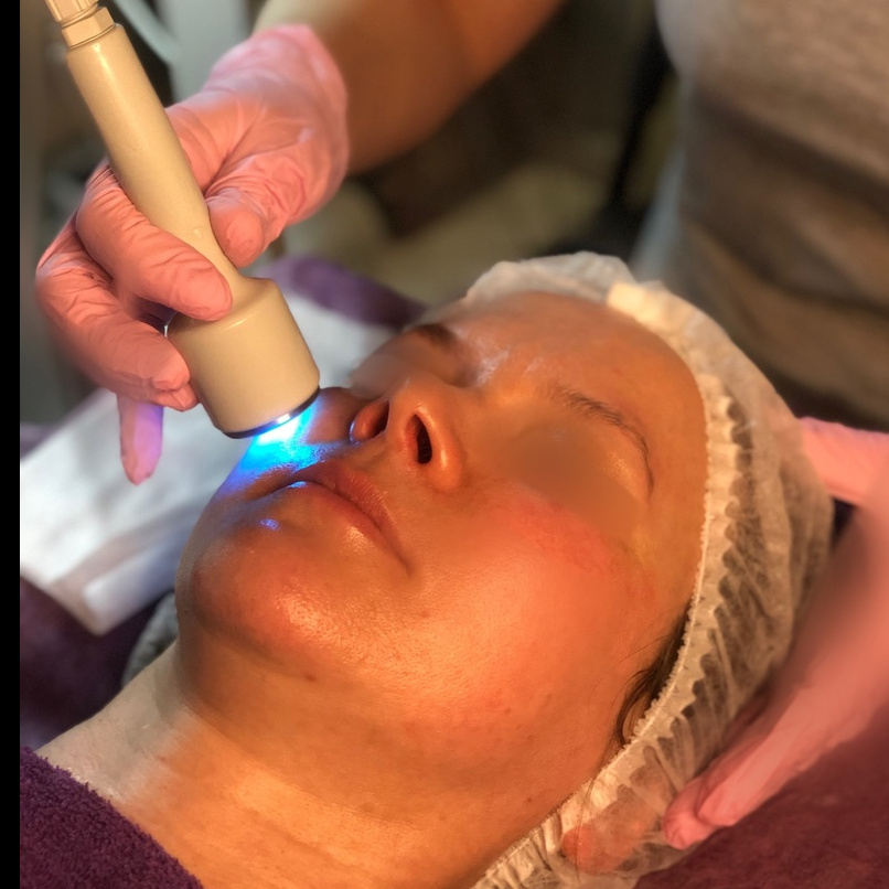 Фотостимуляция и массаж лица с увлажняющей маской.