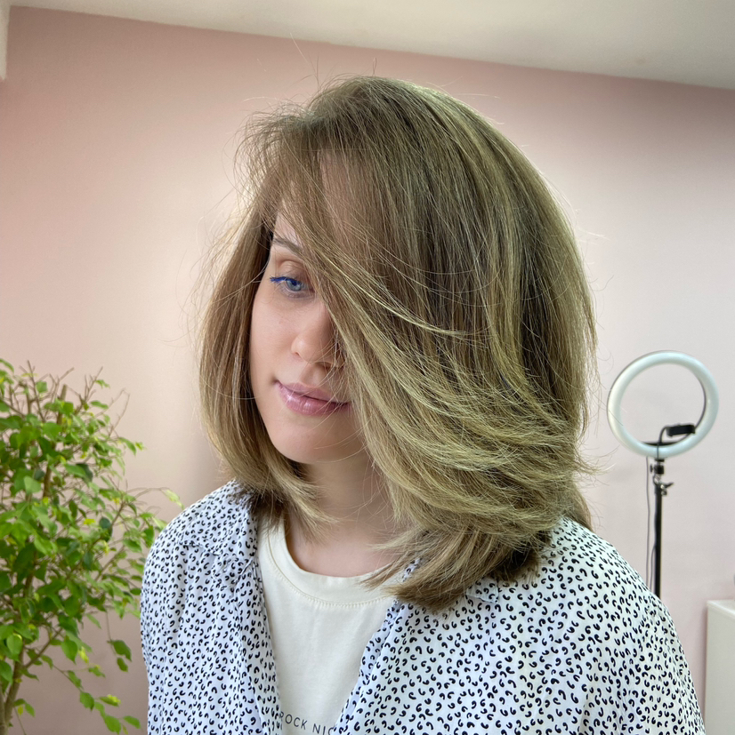 Стрижка салонная женская на средние волосы до плеч (каре выбираем отдельно),  (мытьё не входит в стоимость )