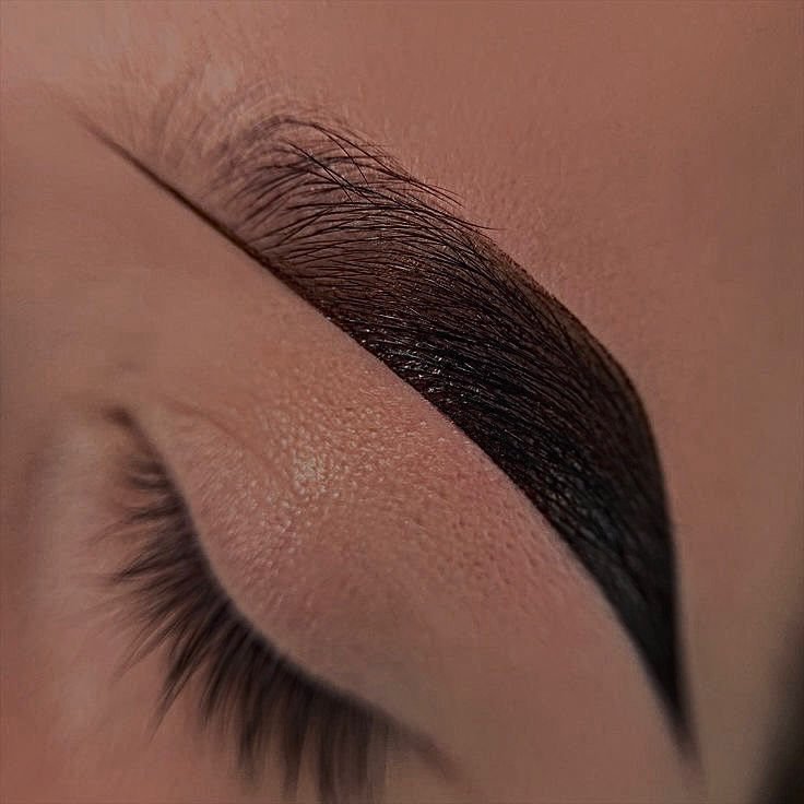 Оформление бровей хной