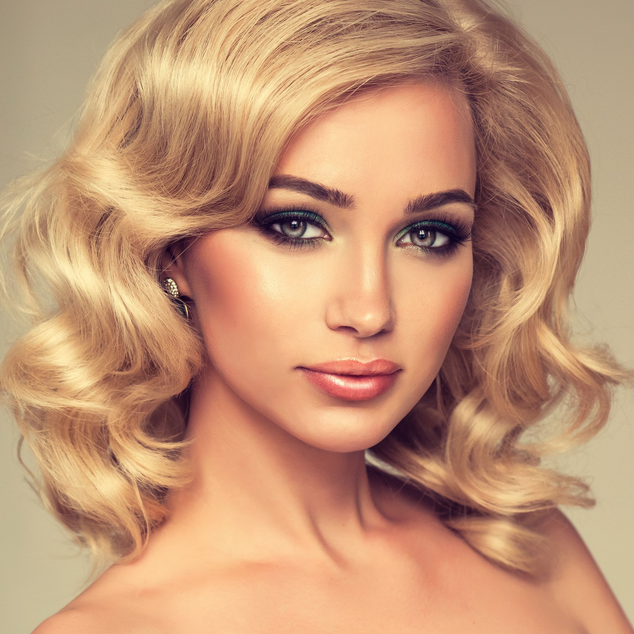 Накручивание локонов (фен, расческа-брашинг) /  Средние волосы