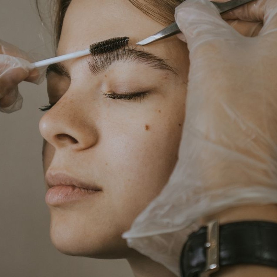 Коррекция или окрашивание  бровей