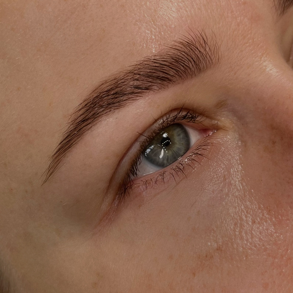 Окрашивание бровей с коррекцией