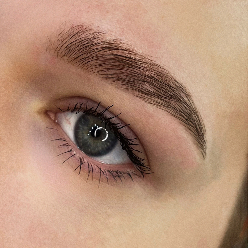 Коррекция бровей