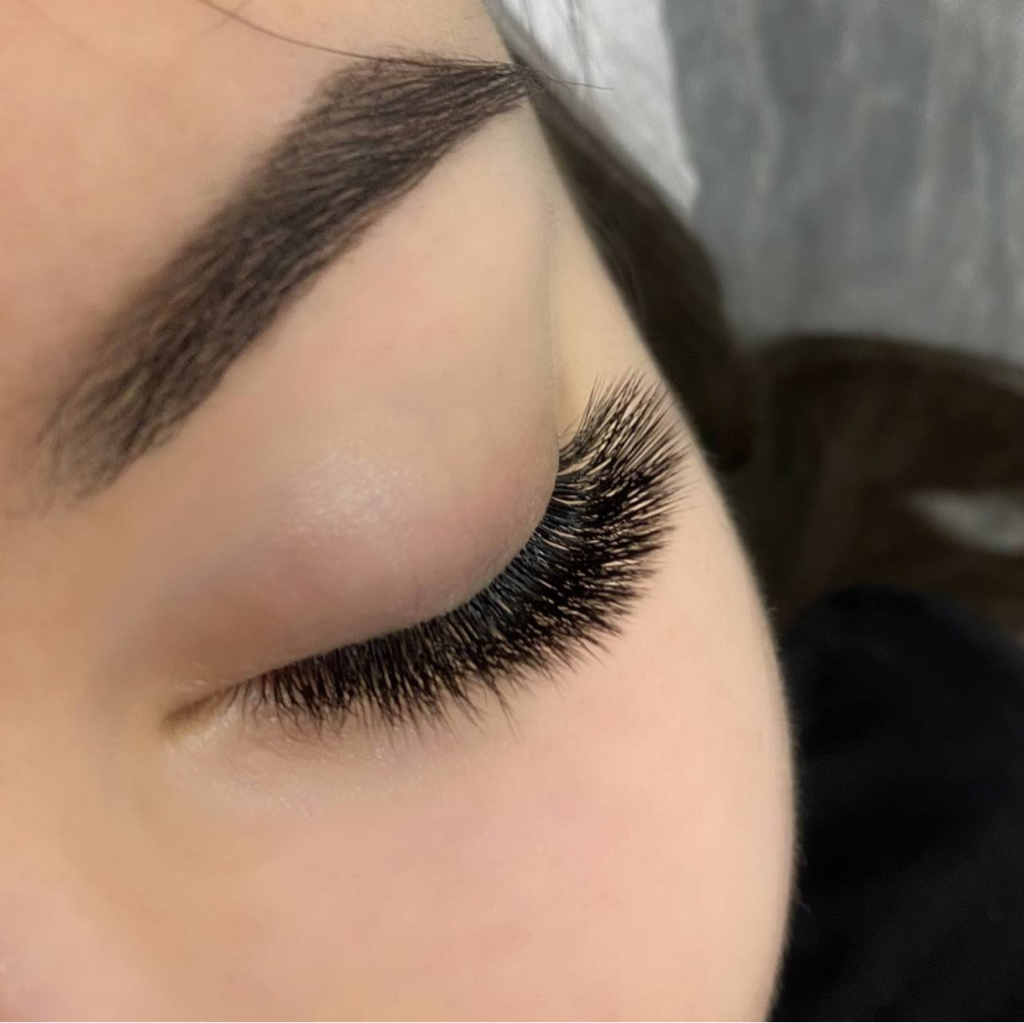 Наращивание ресниц 3D объема