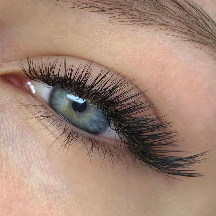 Коррекция ресниц 3D объема